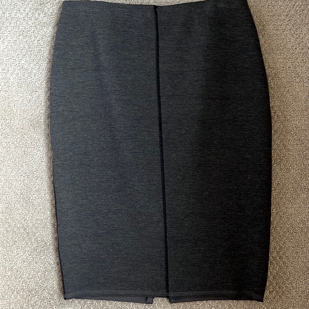 Ann Taylor Beautiful scuba type skirt